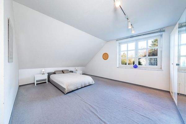 Eines der Schlafzimmer im Dachgeschoss