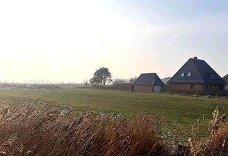 Grundstück mit Nachbarbebauung