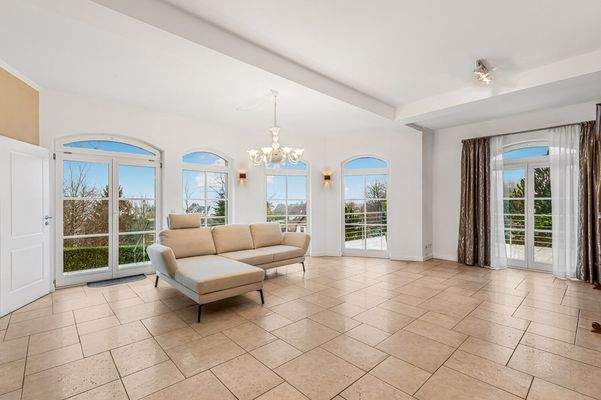 Lichtdurchflutet durch zahlreiche Fensterflächen