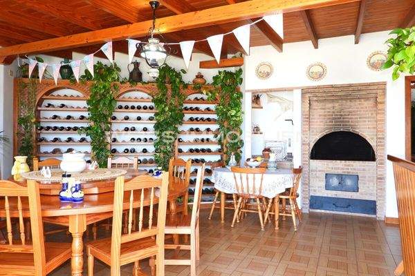 ... vor Bodega und Kamin