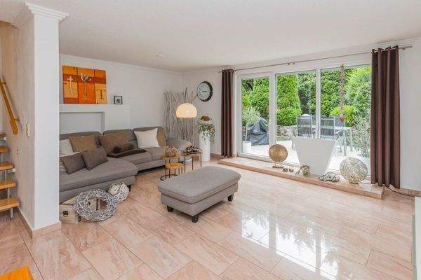 Wohnbereich mit Blick zur Terrasse