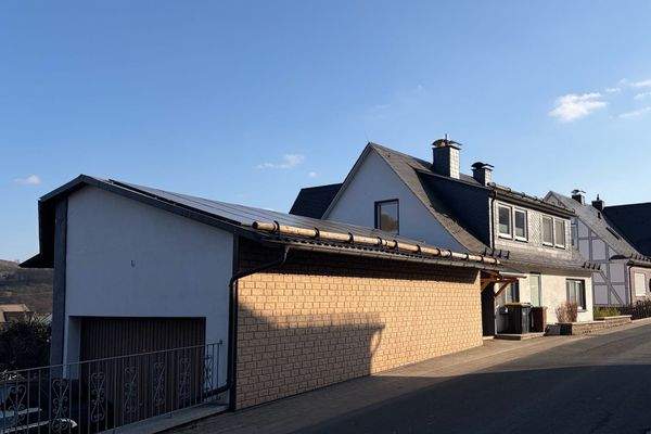 Straßenansicht mit Garage