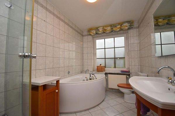 Badezimmer im EG mit Wirlpool