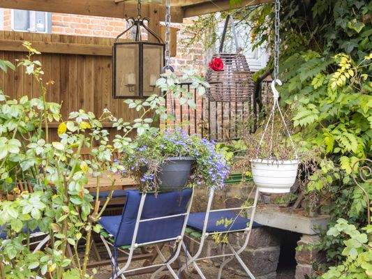Gemütliche Sitzecke im Hof 