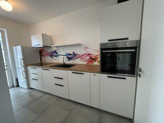 Der Vormieter möchte gern bei Interesse seine Küche für 2.000 € inkl. aller Geräte verkaufen.