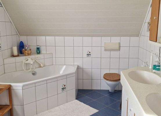 DG großes Bad mit Eckbadewanne