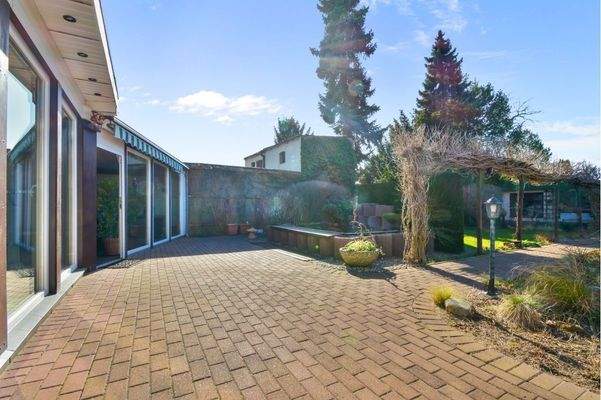 große, wind- und blickgeschützte Terrasse fernab d