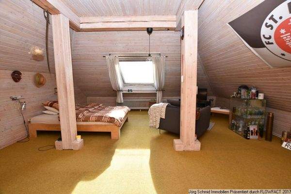 Geräumiges Zimmer im Dachgeschoss