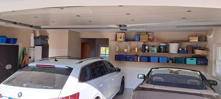 Doppelgarage mit elektrischem Tor