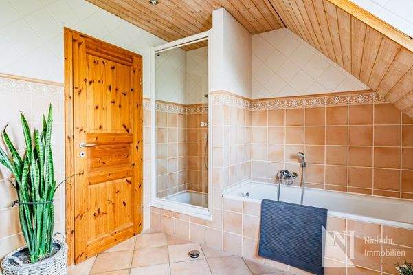 Vollbad mit Dusche im DG