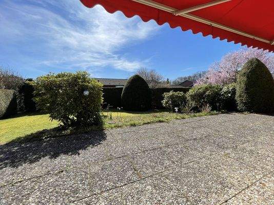 Blick von Terrasse in den Garten