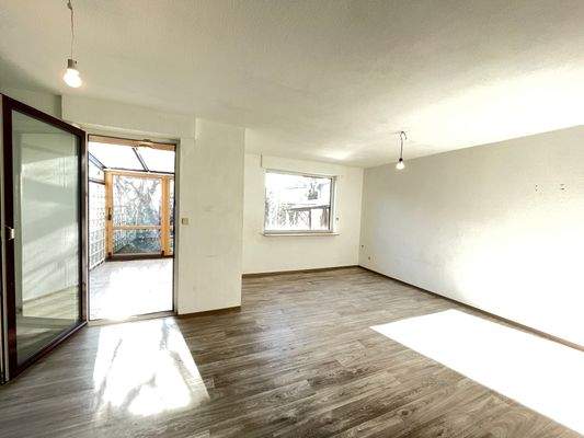 Wohnzimmer mit Wintergartenblick