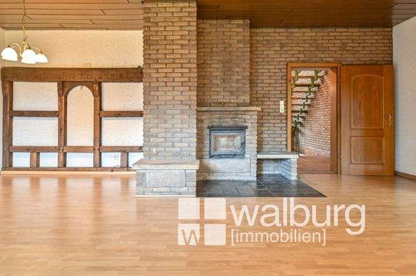 20 Wohnbereich mit Kamin (außer Betrieb)