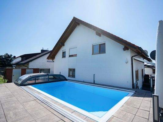 Pool mit Hausansicht