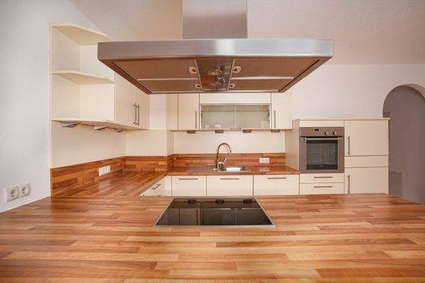 Perfekt eingebaute Küche mit Geräten