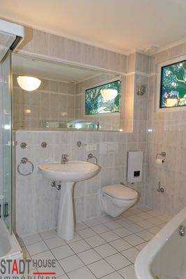 Bad mit Eckwanne und Dusche