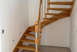 Treppe zum Obergeschoss