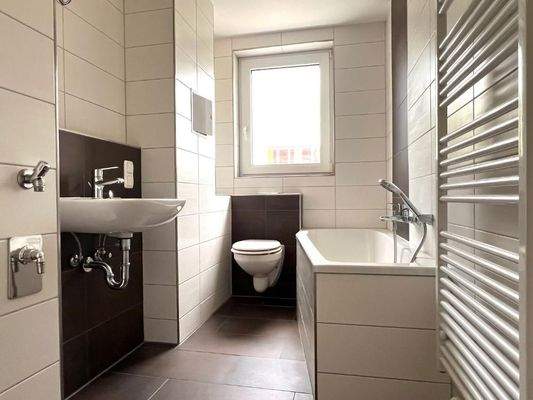 Tolles Badezimmer mit Fenster