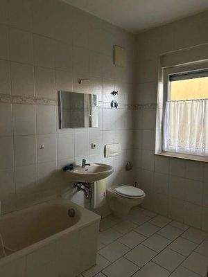 Badezimmer mit Fenster