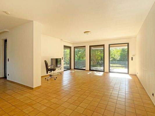 Der sonnige Wohnbereich mit Blick und Zugang zur Terrasse und in den Garten