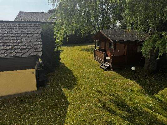 Nebengebäude und Gartenhaus