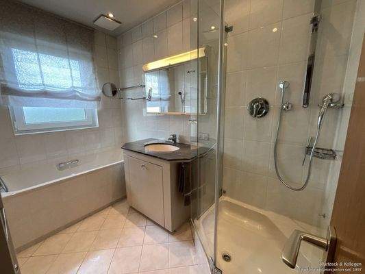 Tageslichtbad mit Badewanne und Waschbecken...