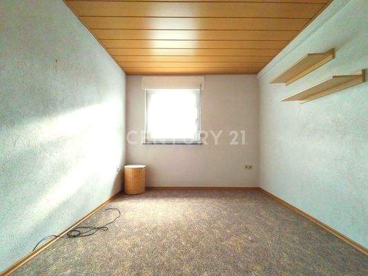 Das erste Zimmer im Obergeschoss in Blickrichtung Garten