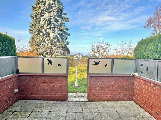 WE1 Geschütze Terrasse mit Blick in die Natur