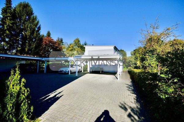 Hinterhof mit Stellplatzanlage