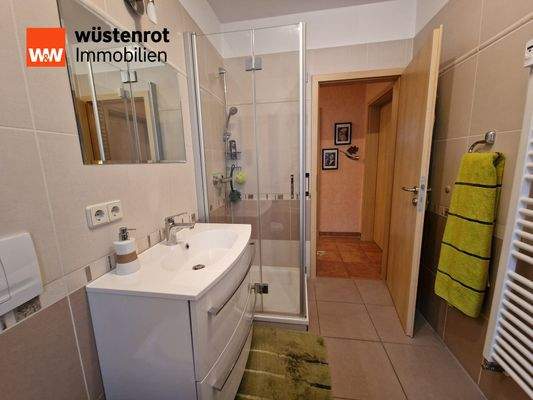 Tageslichtbad mit Wanne und Dusche