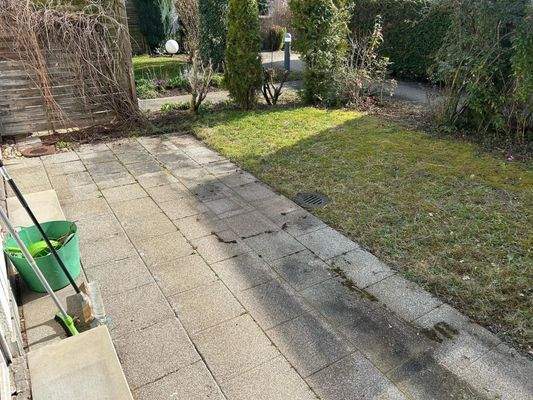 Terrasse und Gartenanteil