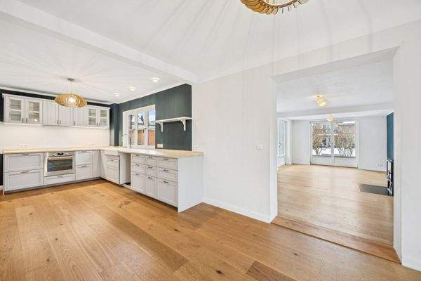 Offene Wohnküche im modernen Landhausstil