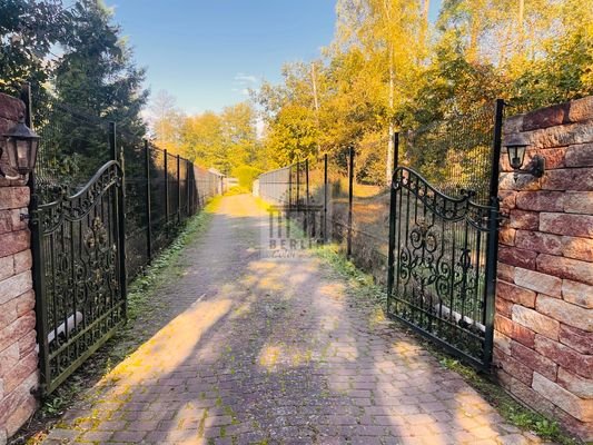 Blick in Richtung Einfahrt zum Grundstück