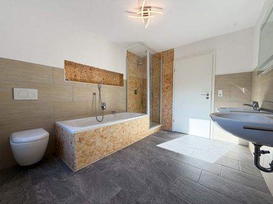 Bad: Großzügiger Raum für entspannte Morgenroutinen und erholsame Badeabende