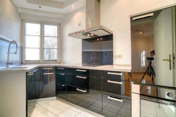 Küche mit moderner Einbauküche