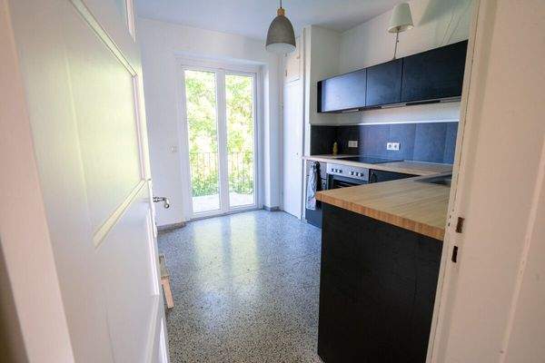 Küche mit Blick zum Balkon