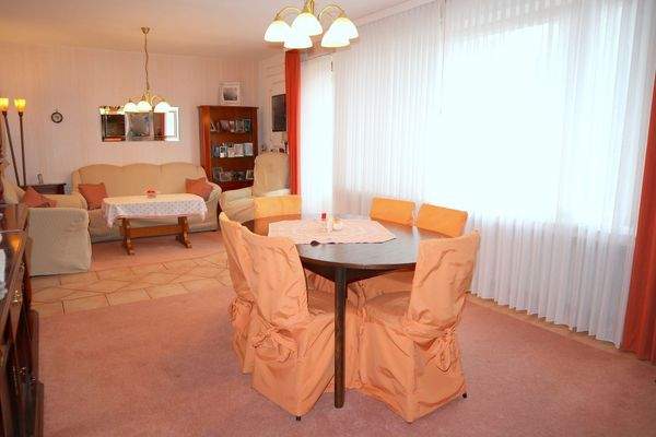 Lichterfülltes Wohnzimmer