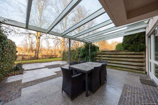 halbüberdachte Terasse