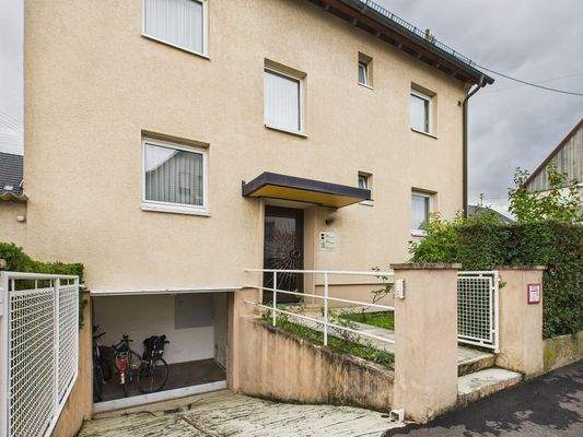 Hauseingang und Fahrradraum 