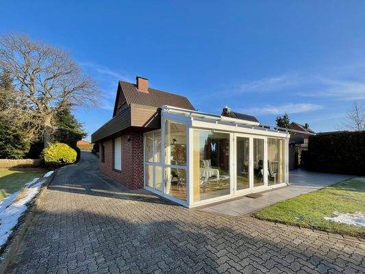 Auffahrt an der Hausseite Richtung Garten