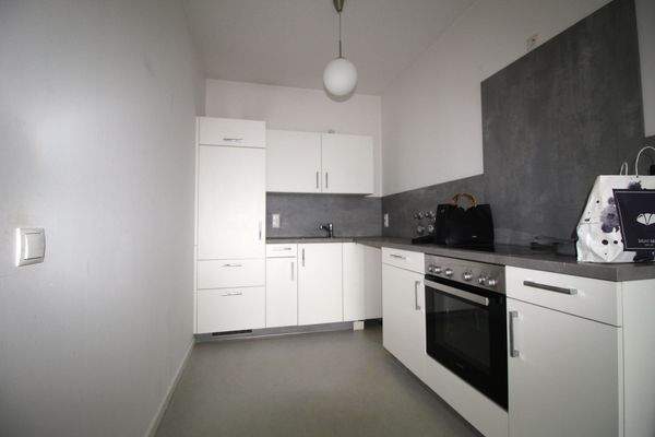 Küche mit Küchenzeile (mit E-Herd u. Kühlschrank)