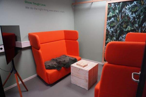 kleiner Besprechungsraum mit Ohrensesseln.JPG