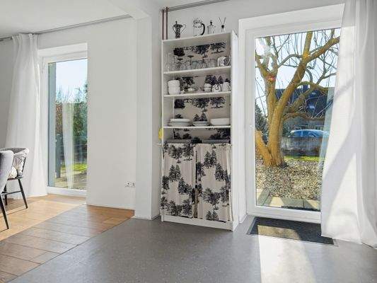 Blick mit Ausgang auf die Terrasse Einheit B