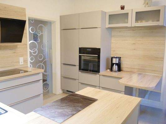 Moderne Küche mit Sitzgelegenheit