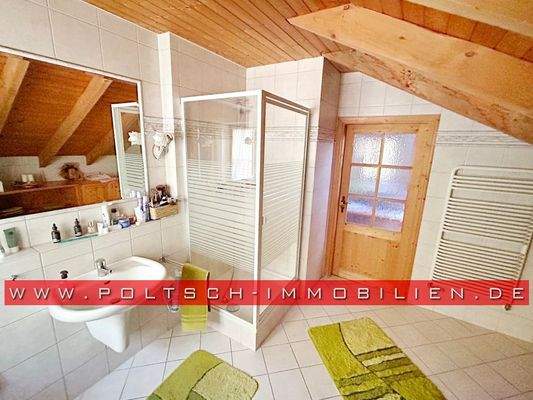 Bad mit Dusche im Obergeschoss