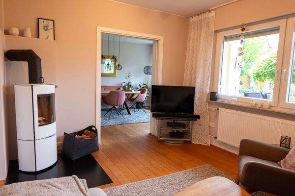 Wohnzimmer mit Blick in den Essbereich