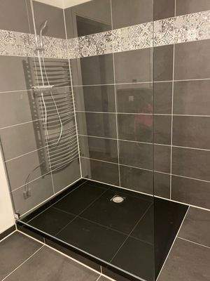 Moderne Dusche mit Fliesen