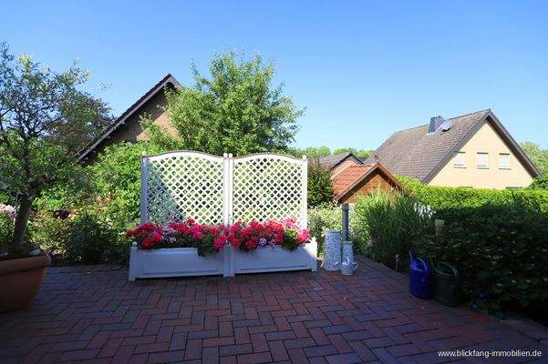 Terrasse mit Blick in den Garten