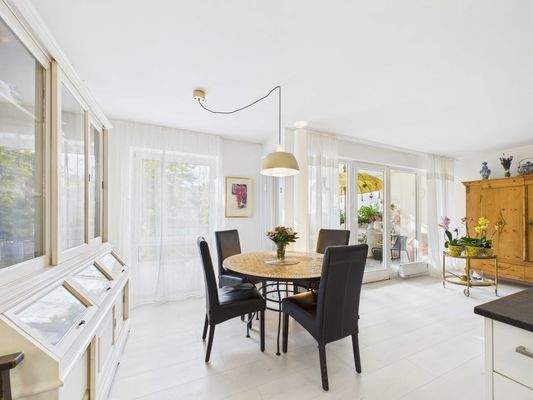 Essbereich und Wohnzimmer