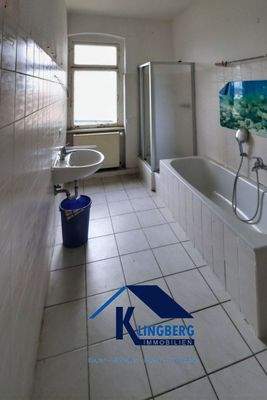 Tageslichtbad mit Wanne und Dusche